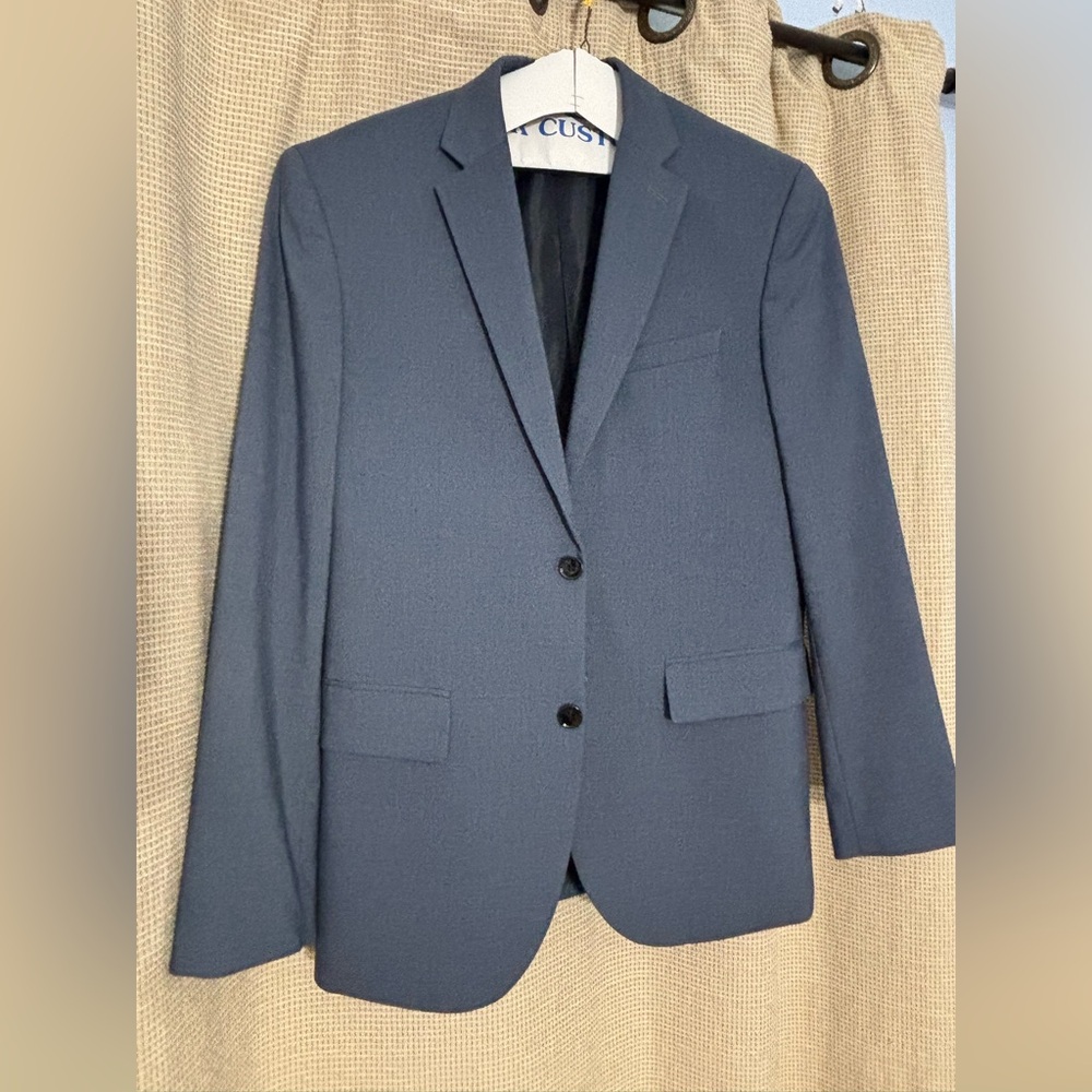 Men’s H & M Blue Suit - Jacket 40 R, Pants 33 x 32 excellent condition worn once